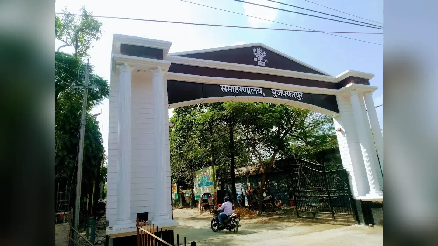 Muzaffarpur News : कलेक्ट्रेट में आत्मदाह करने वाले बिंदा लाल गुप्ता के परिजन को मिली जमीन