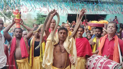 Naag Panchami 2024: समस्तीपुर में दिखा ये नजारा, नागपंचमी पर गले में सांप बांधाकर निकले लोग