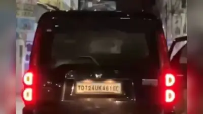 Viral Video : महिलाओं को बीच सड़क पर छेड़ना लड़कों को पड़ा महंगा, पुलिस ने सिखाया ऐसा सबक कि…