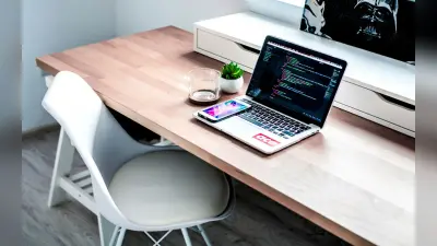Vastu Tips: जीवन में होगी तरक्की और साथ ही बढ़ेगी सैलरी, आज ही डेस्क पर रख दें ये चीजें