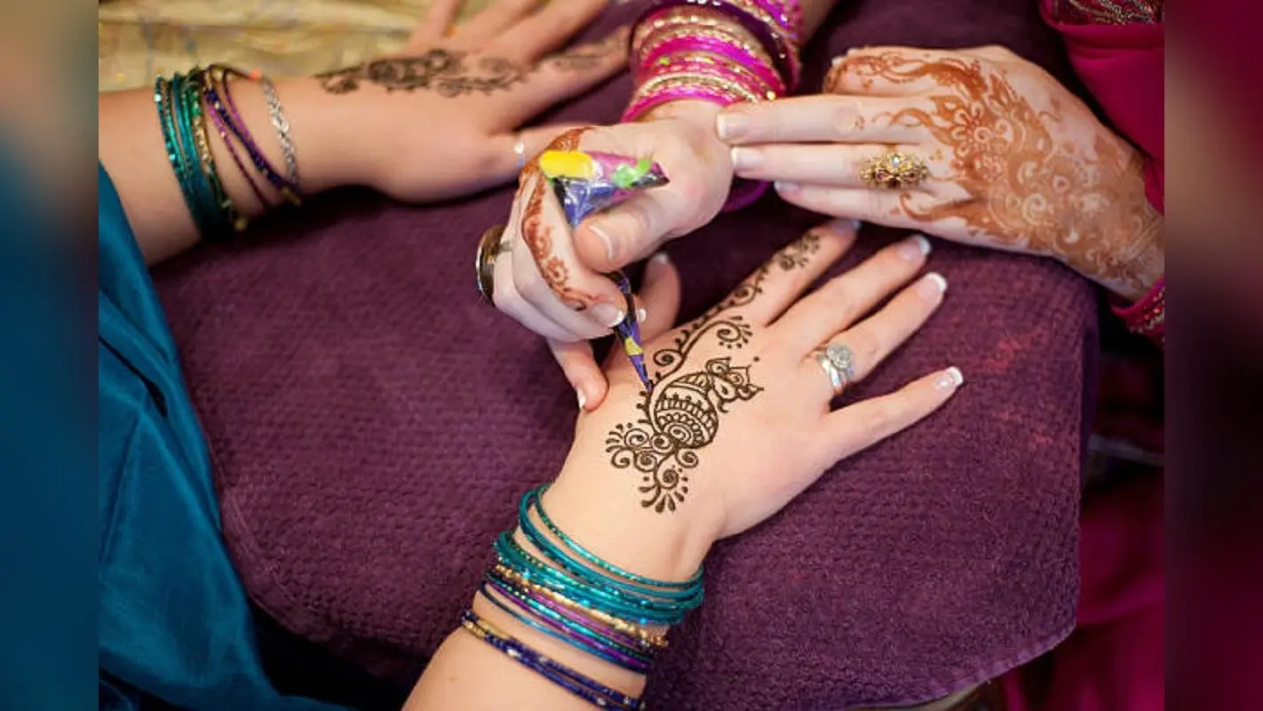 Janmashtami Peacock Mehndi Design: इस जन्माष्टमी आपके हाथों पर बहुत सुंदर लगेंगी ये मोर डिजाइन वाली मेहंदी