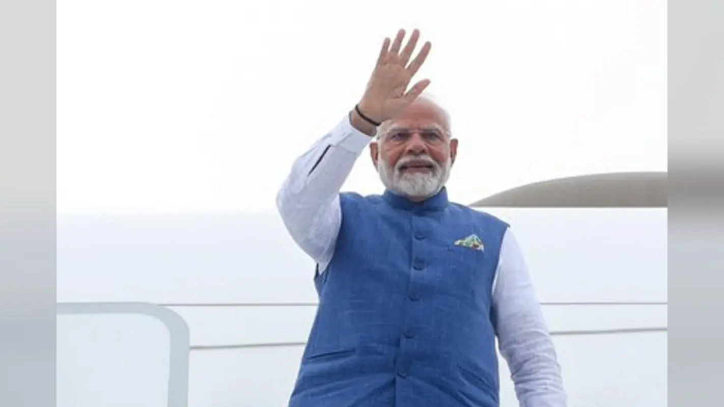 गले मिलकर स्वागत, जेलेंस्की के कंधे पर पीएम मोदी ने रखा हाथ, सामने आयी मुलाकात की तस्वीर