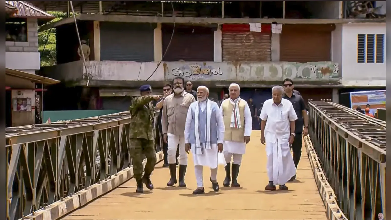 PM Modi in Wayanad: पीएम मोदी ने वायनाड का किया हवाई सर्वेक्षण, हादसे में बचे लोगों से करेंगे मुलाकात