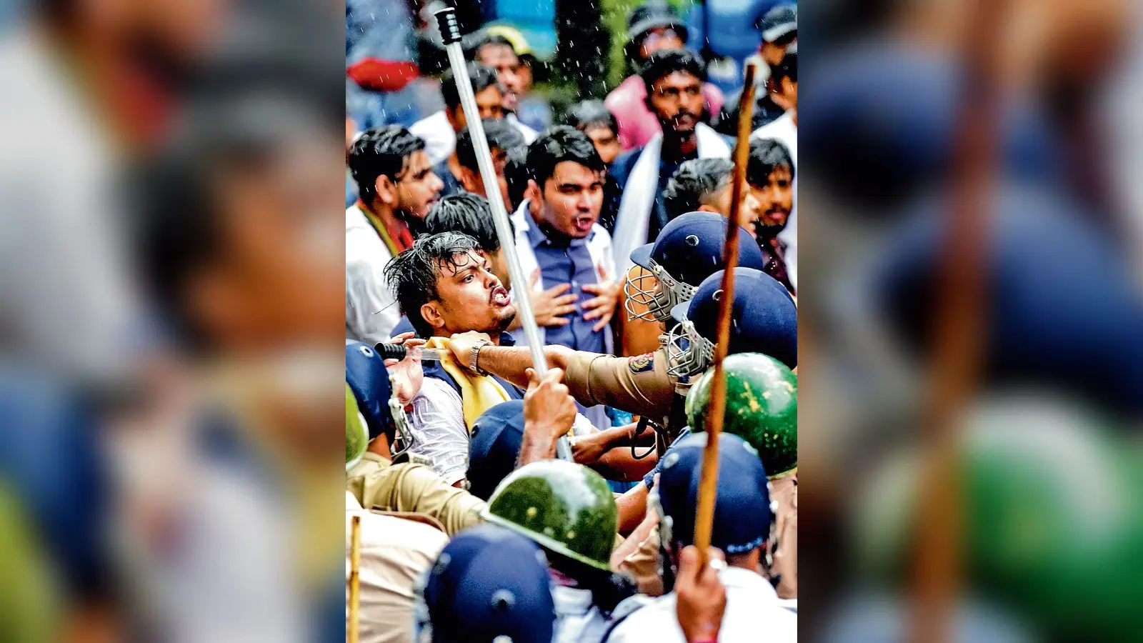 एबीवीपी के स्वास्थ्य भवन अभियान में हंगामा, पुलिस से झड़प, लाठीचार्ज