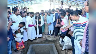 विजय हांसदा की पत्नी के अंतिम संस्कार में पहुंचे सीएम हेमंत सोरेन, पत्नी कल्पना और भाई बसंत सोरेन भी रहे मौजूद