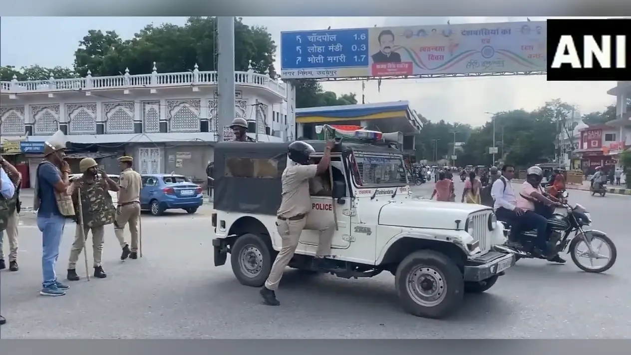 Udaipur: स्कूल में चाकूबाजी से बिगड़ा माहौल, कई जगह तोड़फोड़ और आगजनी, इंटरनेट सेवा बंद