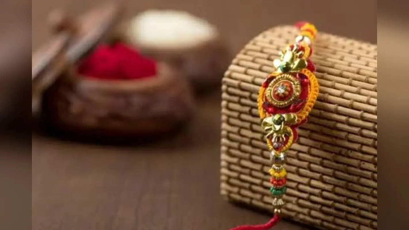Raksha Bandhan 2024: बहनें राखी बांधने से पहले भाई को दें ये चीज, भाई की होगी तरक्की, नहीं होगी तिजोरी खाली
