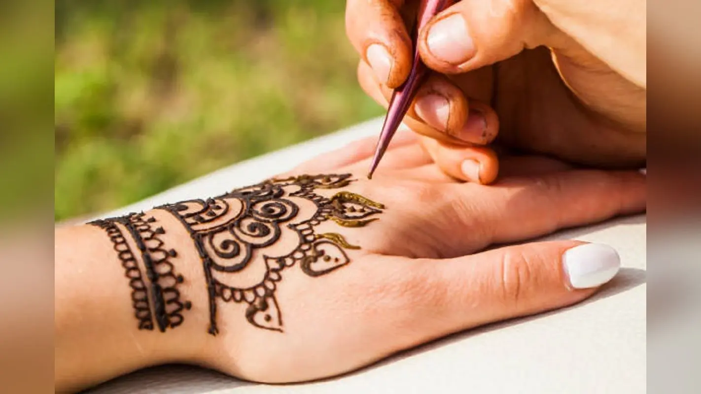 Raksha Bandhan Mehndi design: इस रक्षाबंधन अपने हाथों पर लगाएं ये ट्रेंडी मेहंदी डिजाइन