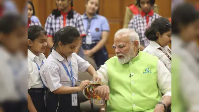 Raksha Bandhan : पीएम मोदी के हाथों में छात्राओं ने बांधी खास राखी, लिखा था शानदार संदेश