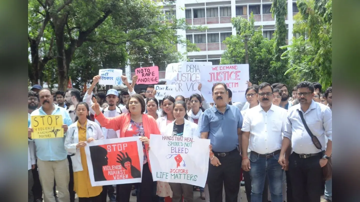 Kolkata Doctor Murder Case: रांची में रिम्स के जूनियर डॉक्टरों ने किया कार्य बहिष्कार, ओपीडी सेवा ठप, मरीजों का ऐसे हुआ इलाज