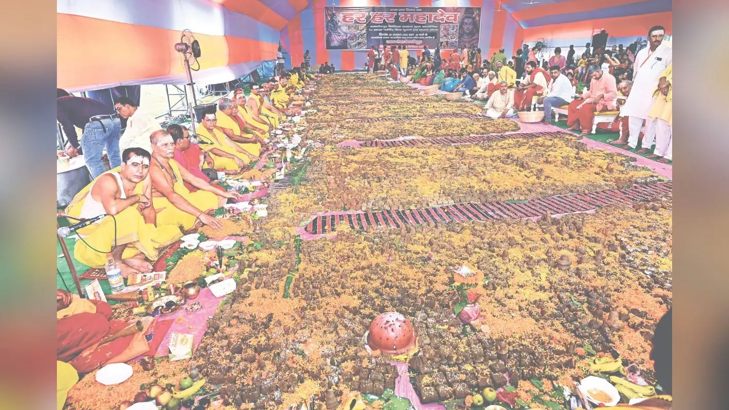 कंकड़-कंकड़ में जागे शंकर : सवा लाख बेलपत्र, 200 लीटर दूध, 400 लीटर गंगाजल से 23.10 लाख पार्थिव महादेव का पूजन