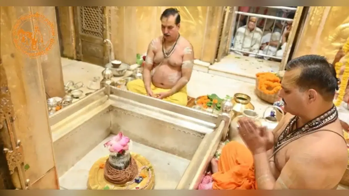 Sawan 2024: सावन के चौथे सोमवार को शिवालयों में उमड़े भक्त, जलाभिषेक के लिए लगी लंबी लाइन