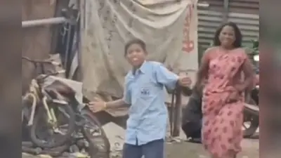 Shah Rukh Khan Best Pose Video : दे रहा था शाहरुख खान पोज, मां ने उठाई चप्पल और…