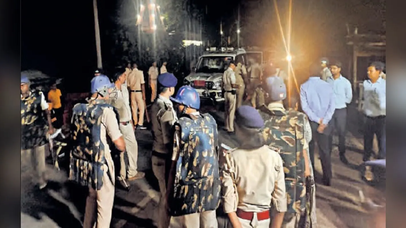 Bihar News: सीवान में महावीरी जुलूस को रोकने पर पुलिस पर पथराव, BDO की गाड़ी को फूंका