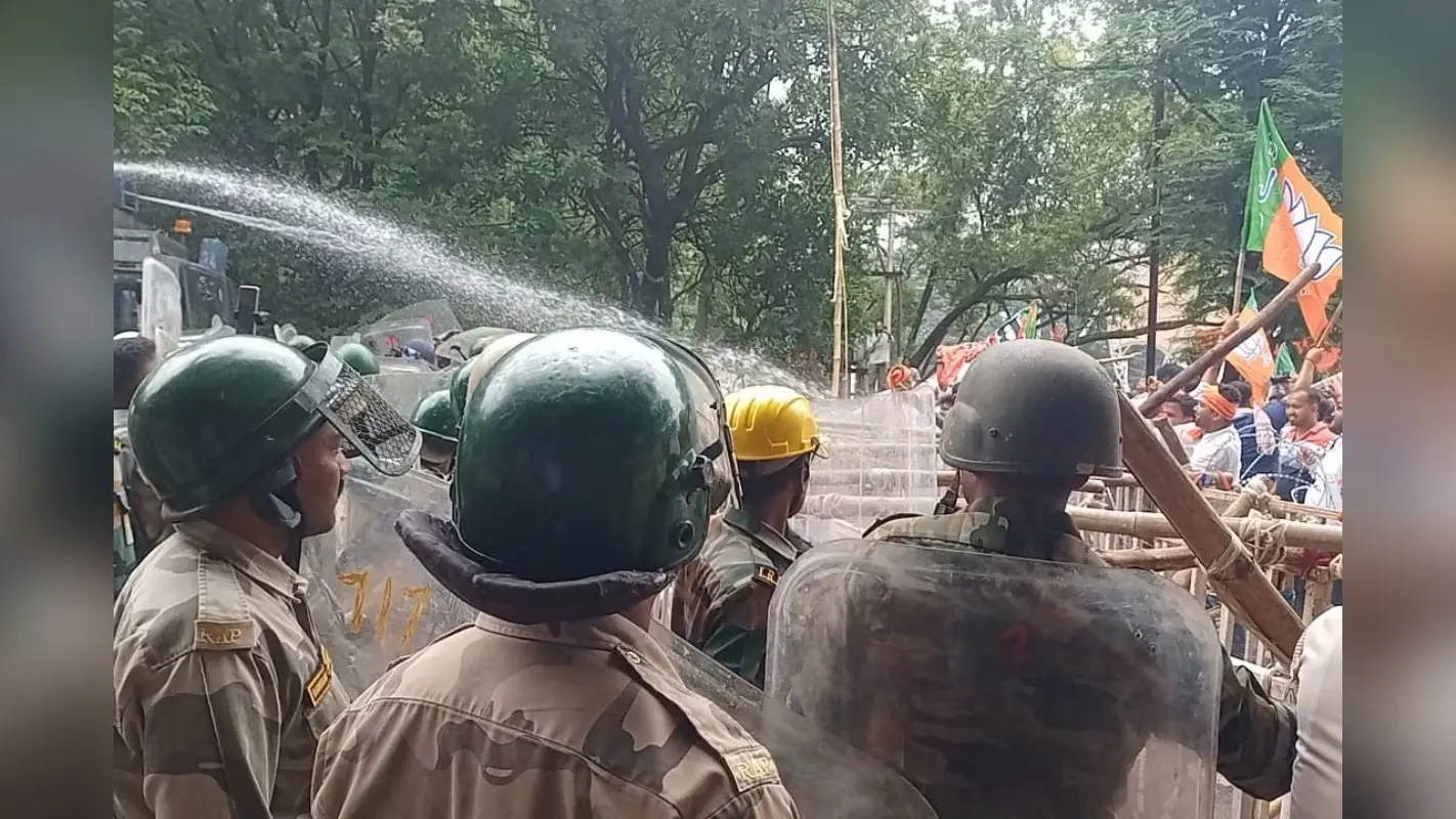VIDEO: मोरहाबादी रणक्षेत्र में तब्दील, भाजपा की युवा आक्रोश रैली पर दागे आंसू गैस के गोले, हुई पानी की बौछार, कई घायल