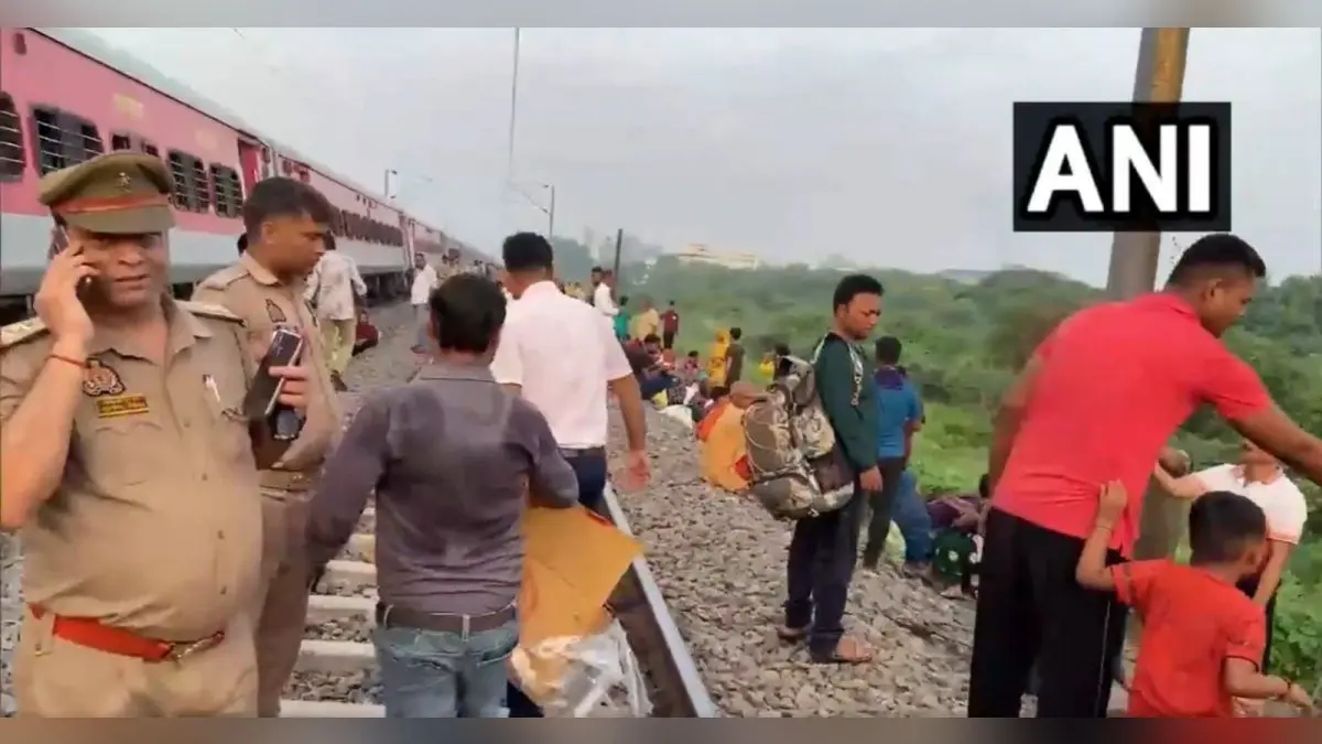 Train Derails: साबरमती एक्सप्रेस पटरी से उतरी, आधा दर्जन गाड़ियां रद्द, कई का रूट डायवर्जन