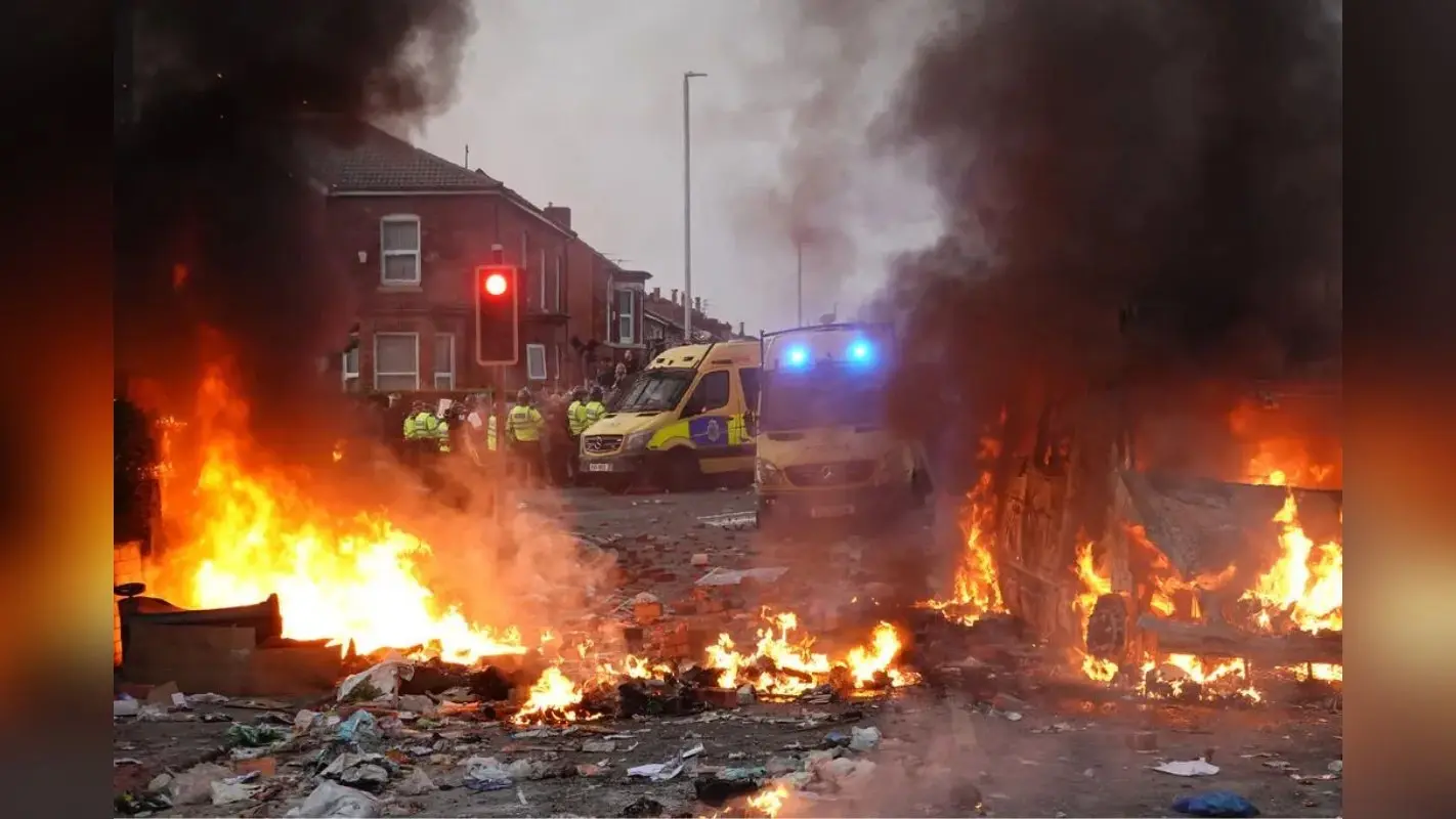 UK Riots: कौन है ब्रिटेन दंगों के पीछे धुर-दक्षिणपंथी समूह?
