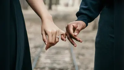 Relationship Tips: रिश्ते को मजबूत बनाने के लिए पार्टनर को इन 5 तरीकों से खास महसूस कराएं