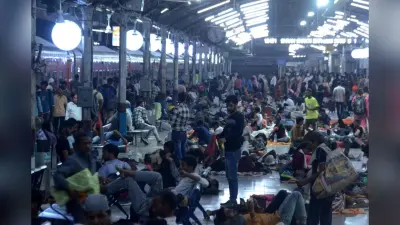 UP Police Exam: अभ्यार्थियों की उमड़ी भीड़ से खचा खच भर गईं ट्रेनें, बाथरूम में घुसकर कर रहे यात्रा