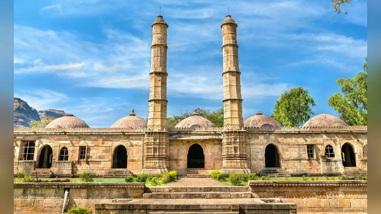 Vadodara Tour: बांधनी और पारंपरिक घाघरा के लिए मशहूर वडोदरा शहर है घूमने के लिए खास