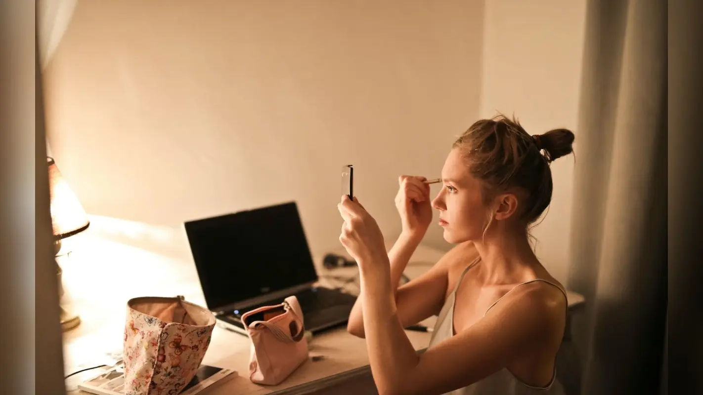 Skin Care Tips: क्या होगा अगर आप रात में सोने से पहले मेकअप रिमूव न करें तो, जानें