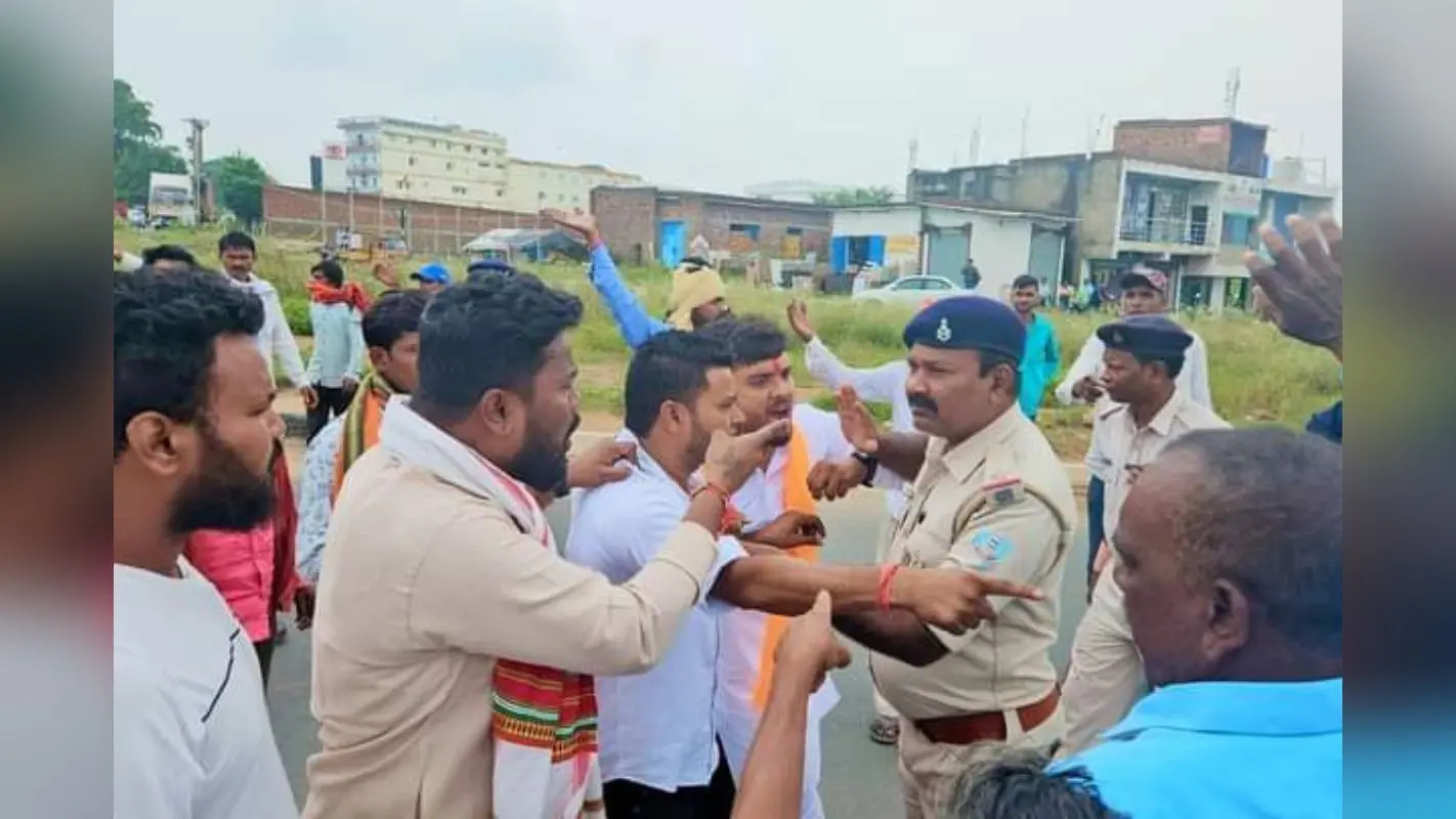 PHOTOS: युवा आक्रोश रैली के लिए रांची आ रहे भाजपा कार्यकर्ताओं को जहां-तहां रोका, पुलिस से नोंकझोंक