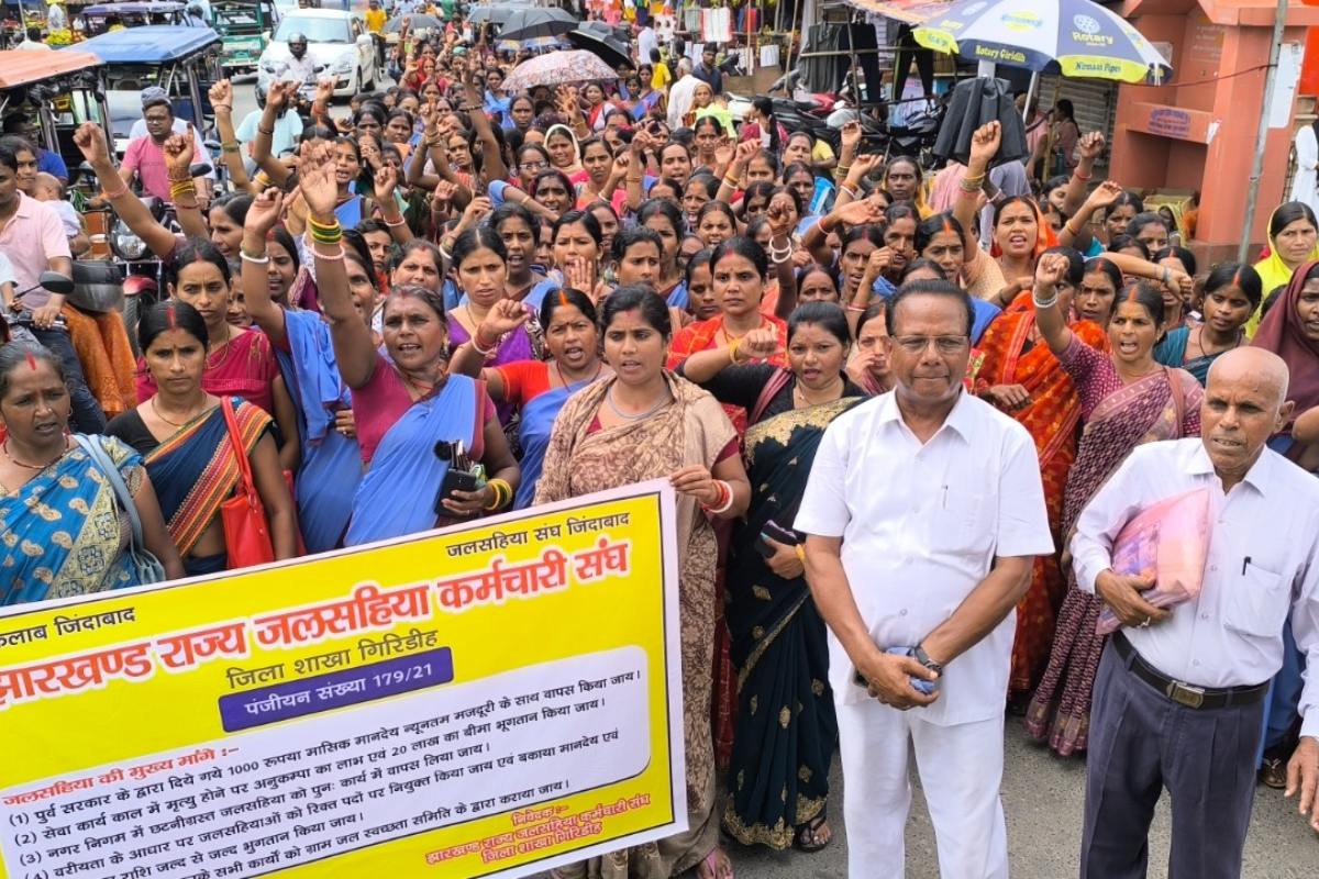 Giridih Hartal: गिरिडीह में सरकारी कर्मचारियों की हड़ताल से कामकाज रहा प्रभावित, लोगों की हुई परेशानी