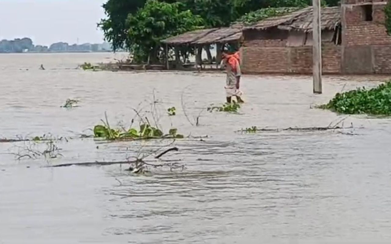 Flood in Bihar: कैमूर में कर्मनाशा नदी उफान पर, नौगढ़ और मूसाखांड़ बांध से पानी छोड़े जाने से मंडराया बाढ़ का खतरा