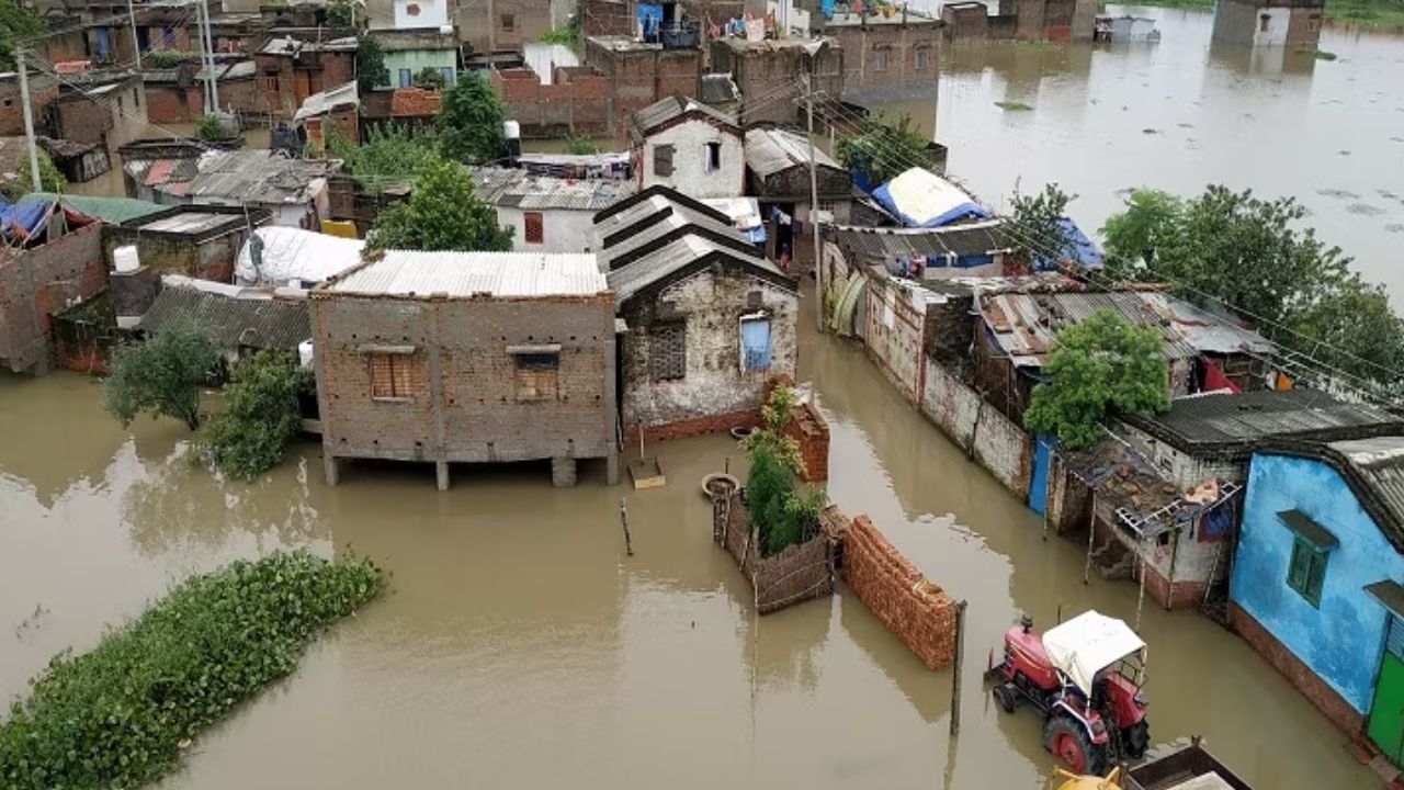 Flood in Bihar: बिहार के 12 जिले बाढ़ से तबाह, अगले 72 घंटे दिखेगा गंगा-सोन, कोसी और गंडक का कोहराम