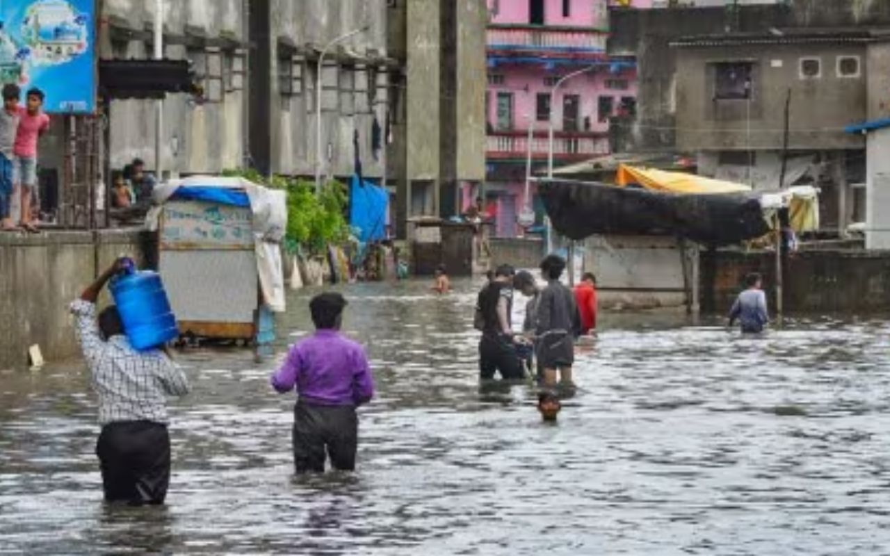 Bihar Weather: कटिहार में जमीन पर बाढ़ का कहर, आसमान से बारिश की आफत, जानें मौसम अपडेट