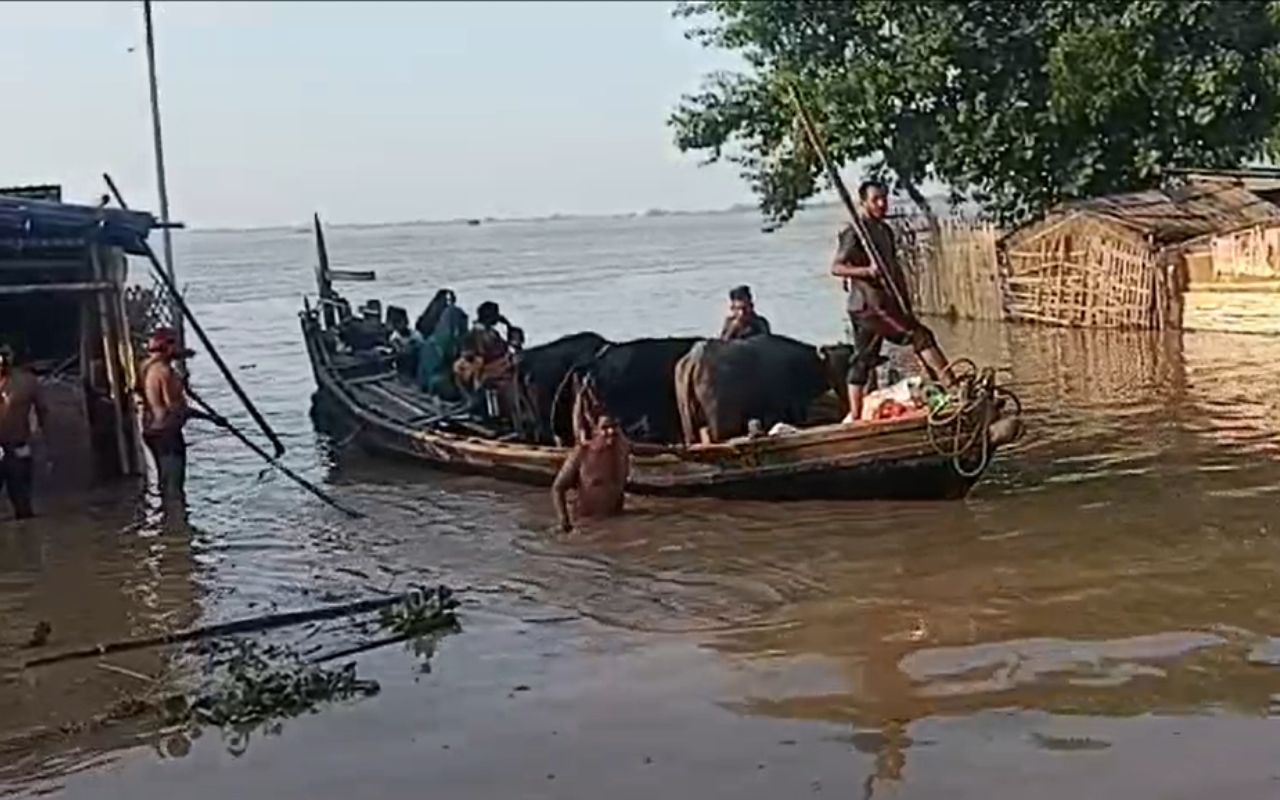 Bihar Flood News: मुंगेर और लखीसराय में फिर से बाढ़ का कहर, एक की मौत, कई गांवों का संपर्क टूटा