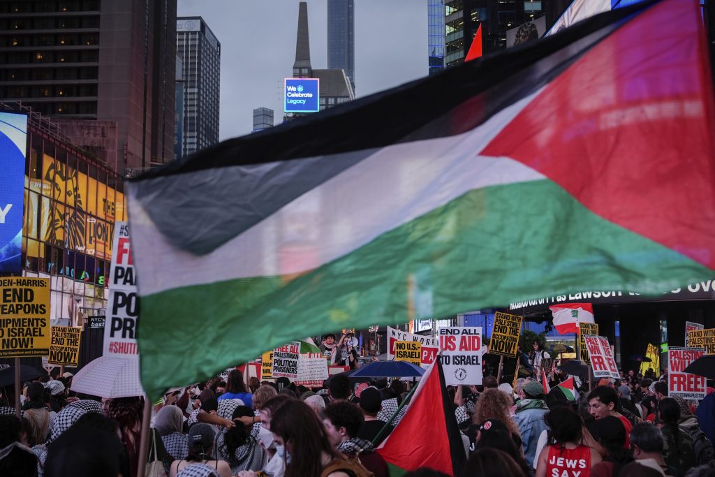 Israel Lebanon War: इजराइल और हिजबुल्लाह आमने-सामने खड़े हैं. दोनों एक दूसरे पर हमला कर रहे हैं. ऐसे में अगर इजराइल और लेबनान में पूर्ण युद्ध छिड़ता है तो किसका पलड़ा भारी है. एक नजर डालते हैं दोनों देशों की सैन्य क्षमताओं और हथियारों के जखीरे पर.
