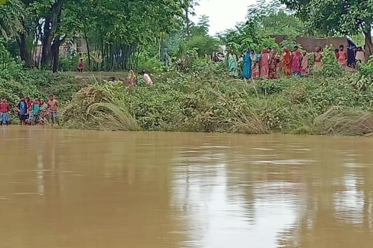 पूर्वी सिंहभूम के कई गावों का हाल बेहाल, 65 एकड़ में फैले धान की खेती बर्बाद होने की संभावना, घरों में हुए कैद