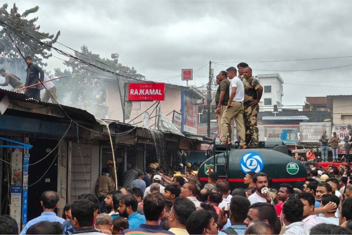 West Bengal : सिलीगुड़ी के बिधान मार्केट में लगी आग, कई दुकानें जलकर खाक
