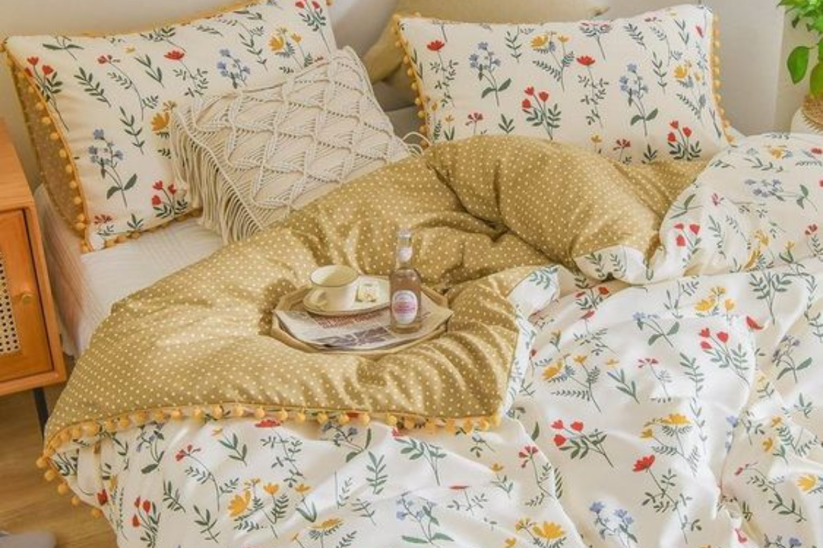Bedroom Essential Tips: जानें कितने दिन में बदलें चादरें और तकिये का कवर