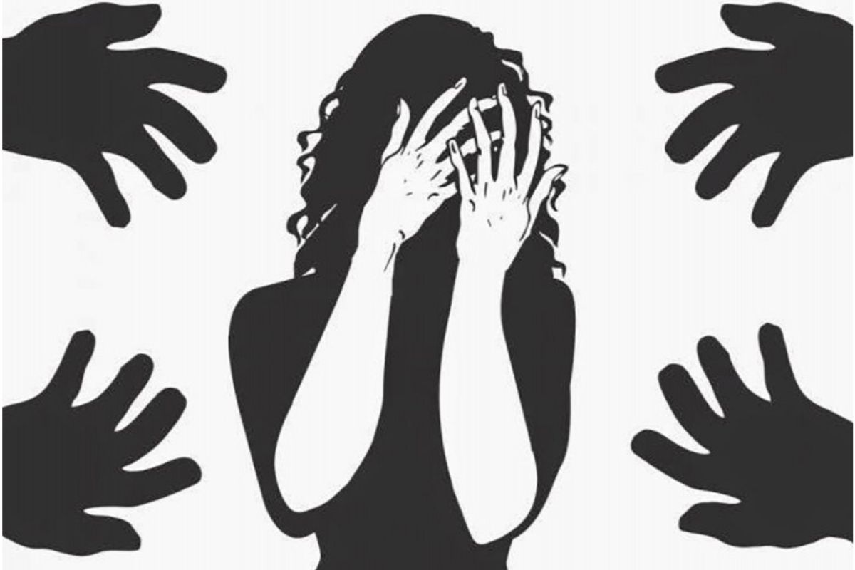 Bengal Crime News : कोलकाता में दिनदहाड़े चलती बस में हुई महिला से छेड़छाड़,यात्रियों ने आरोपी की कर दी पिटाई