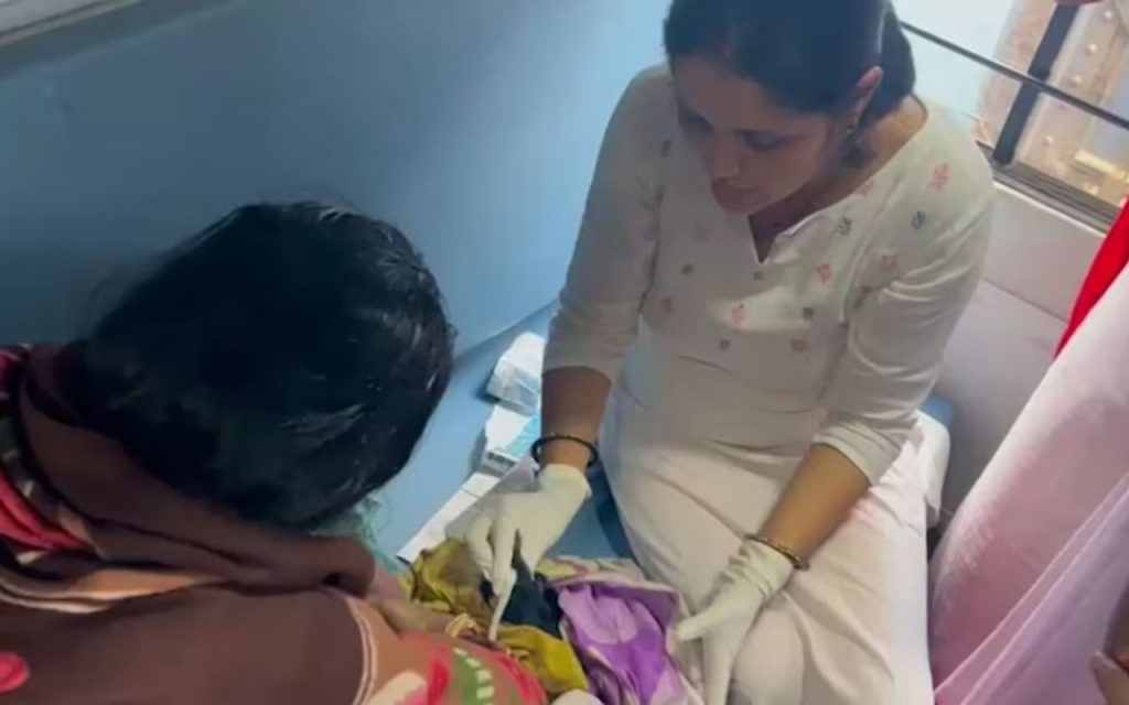 Woman gives birth baby girl in train in Samastipur Bihar