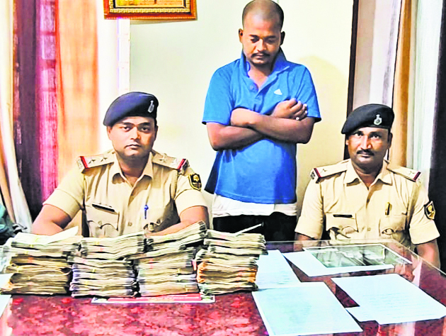 बरहिमा टोल टैक्स पर 9.13 लाख कैश के साथ युवक गिरफ्तार