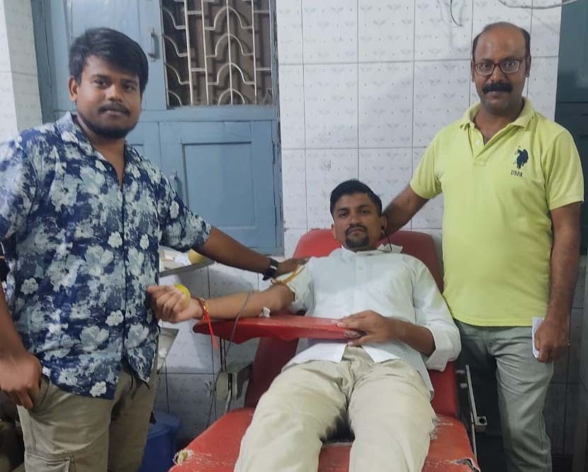 रक्तदान कर मरीज की बचायी जान