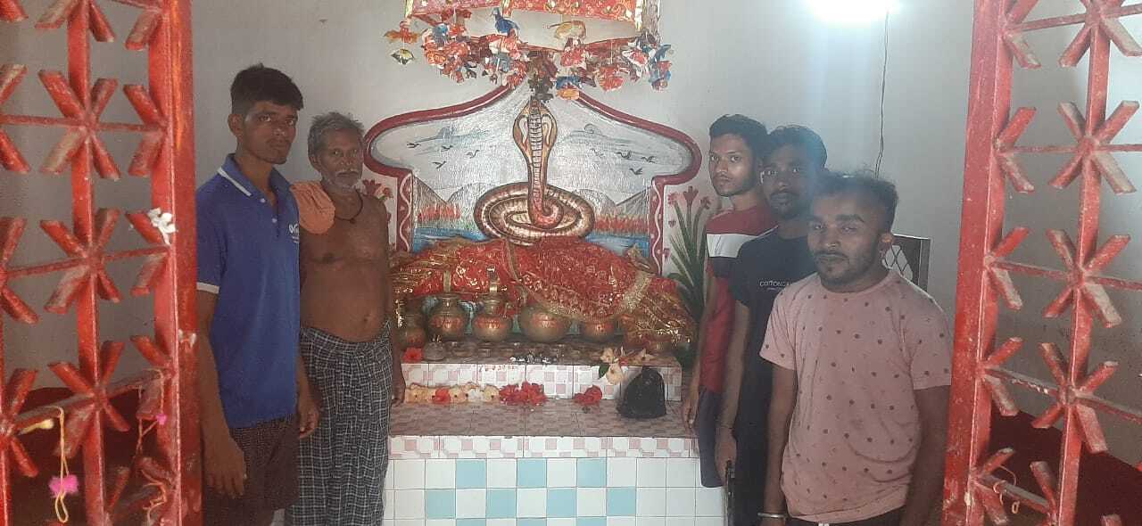 विषहरी मंदिर से आधा किलो चांदी की झांप की हुई चोरी
