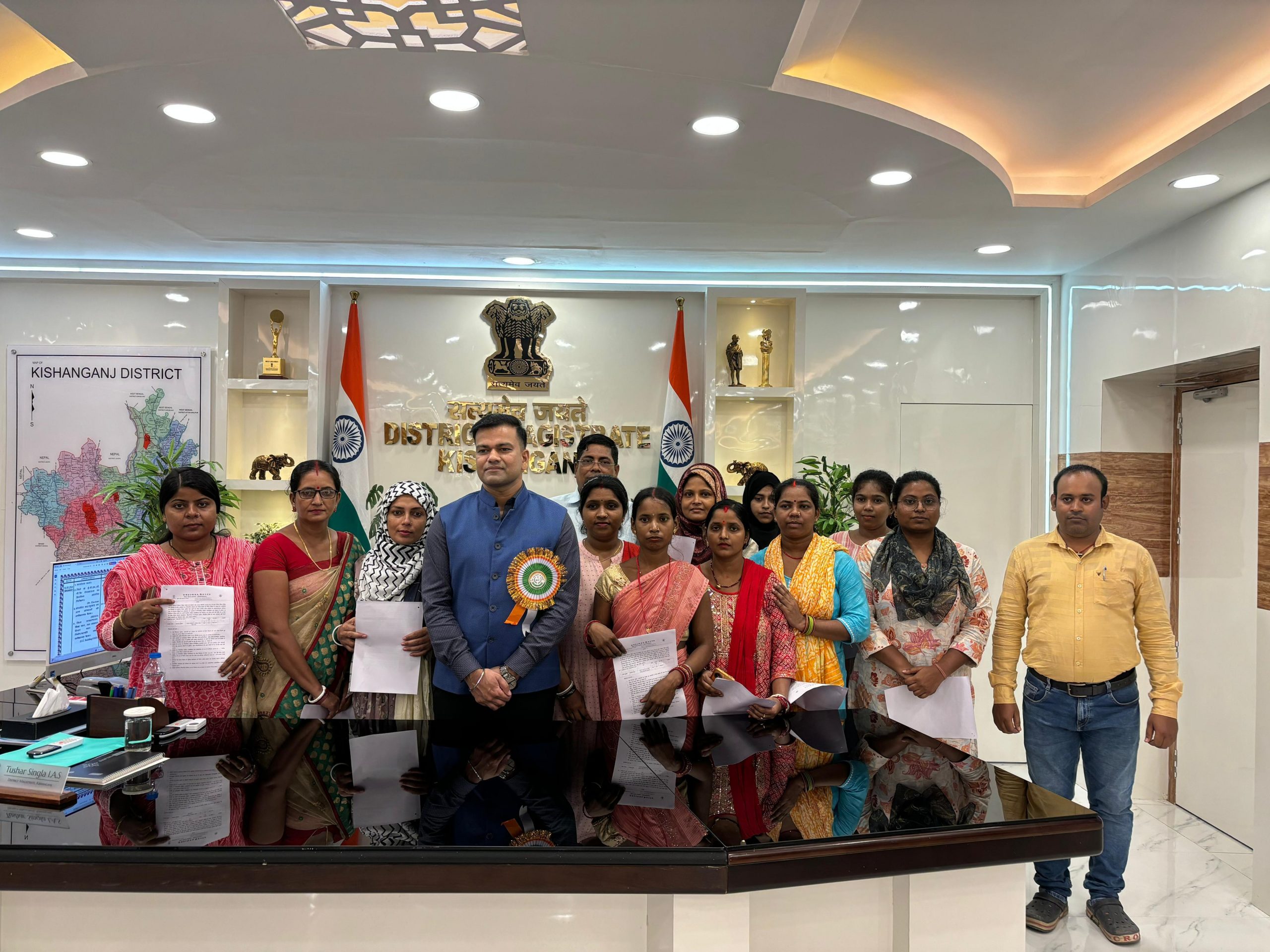 डीएम ने चयनित 12 महिला पर्यवेक्षिकाओं को दिया नियुक्ति पत्र
