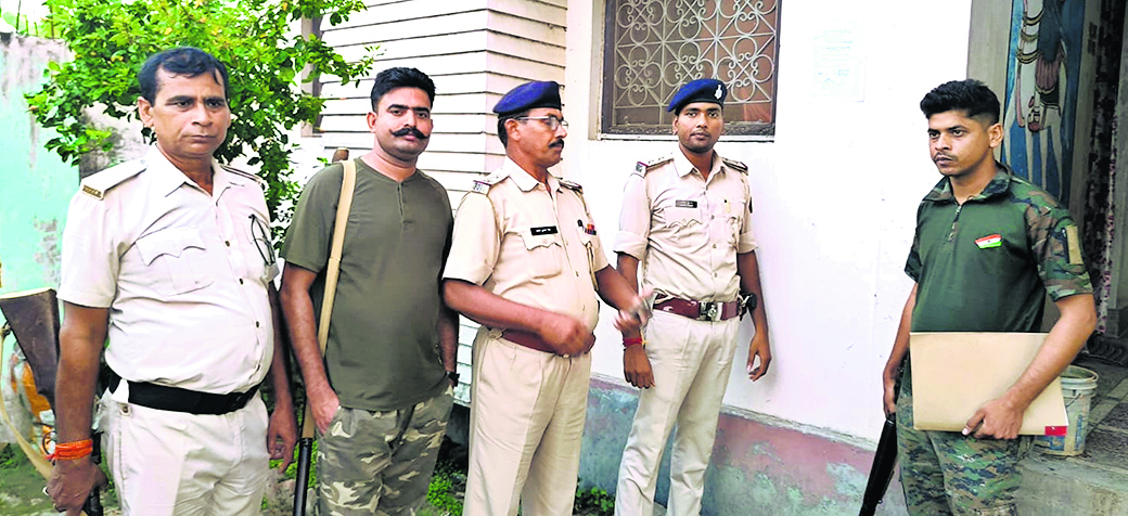 हत्यारोपित के घर पुलिस ने गाजे-बाजे के साथ चिपकाया इश्तेहार