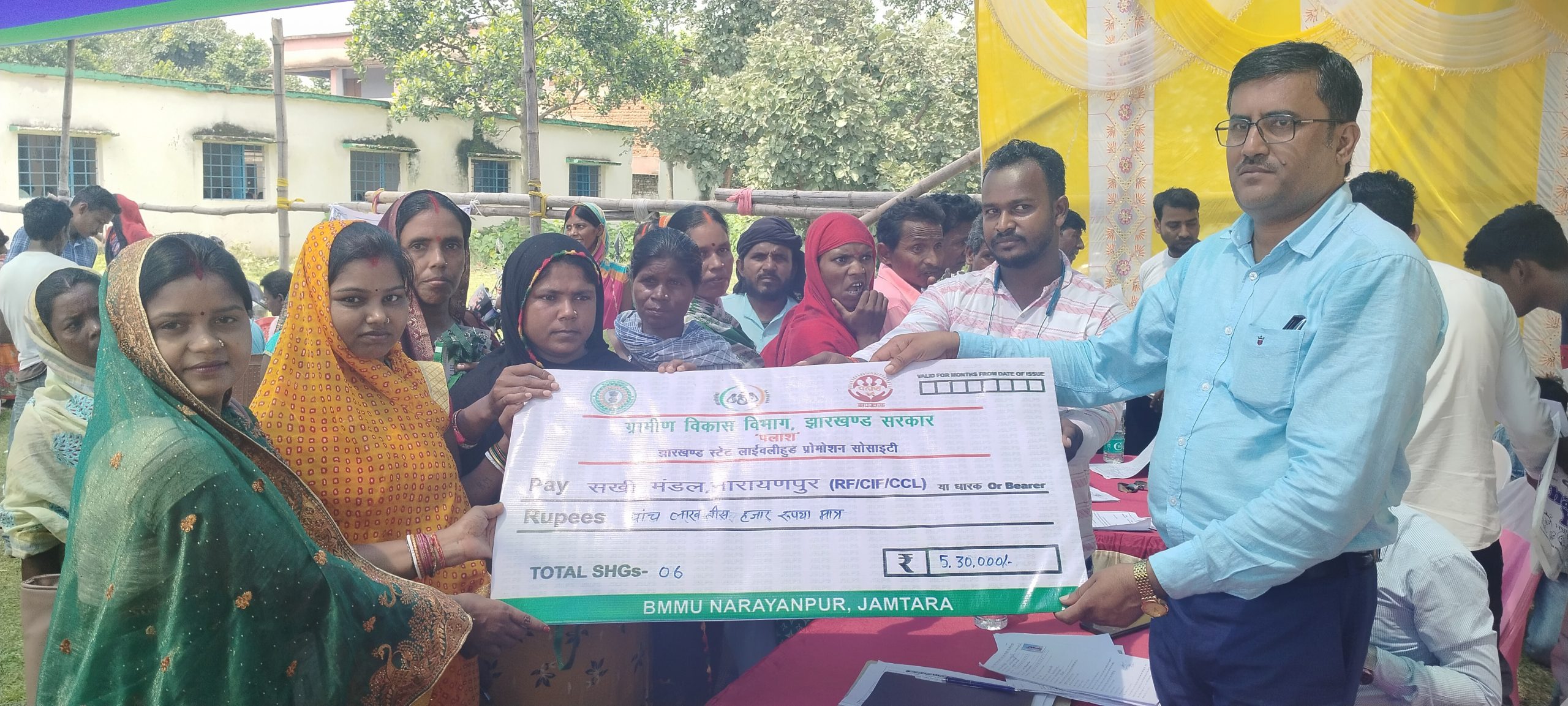 महिलाओं के समूह को दिया गया 8.50 लाख रुपये का चेक