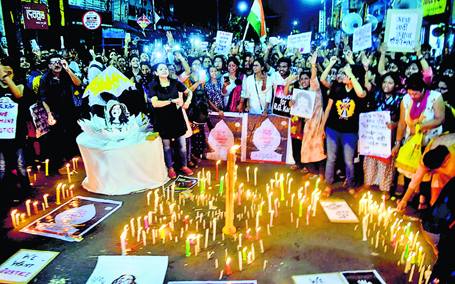 लाइट बंद कर व मोमबत्ती जलाकर आरजी कर कांड के खिलाफ जताया विरोध