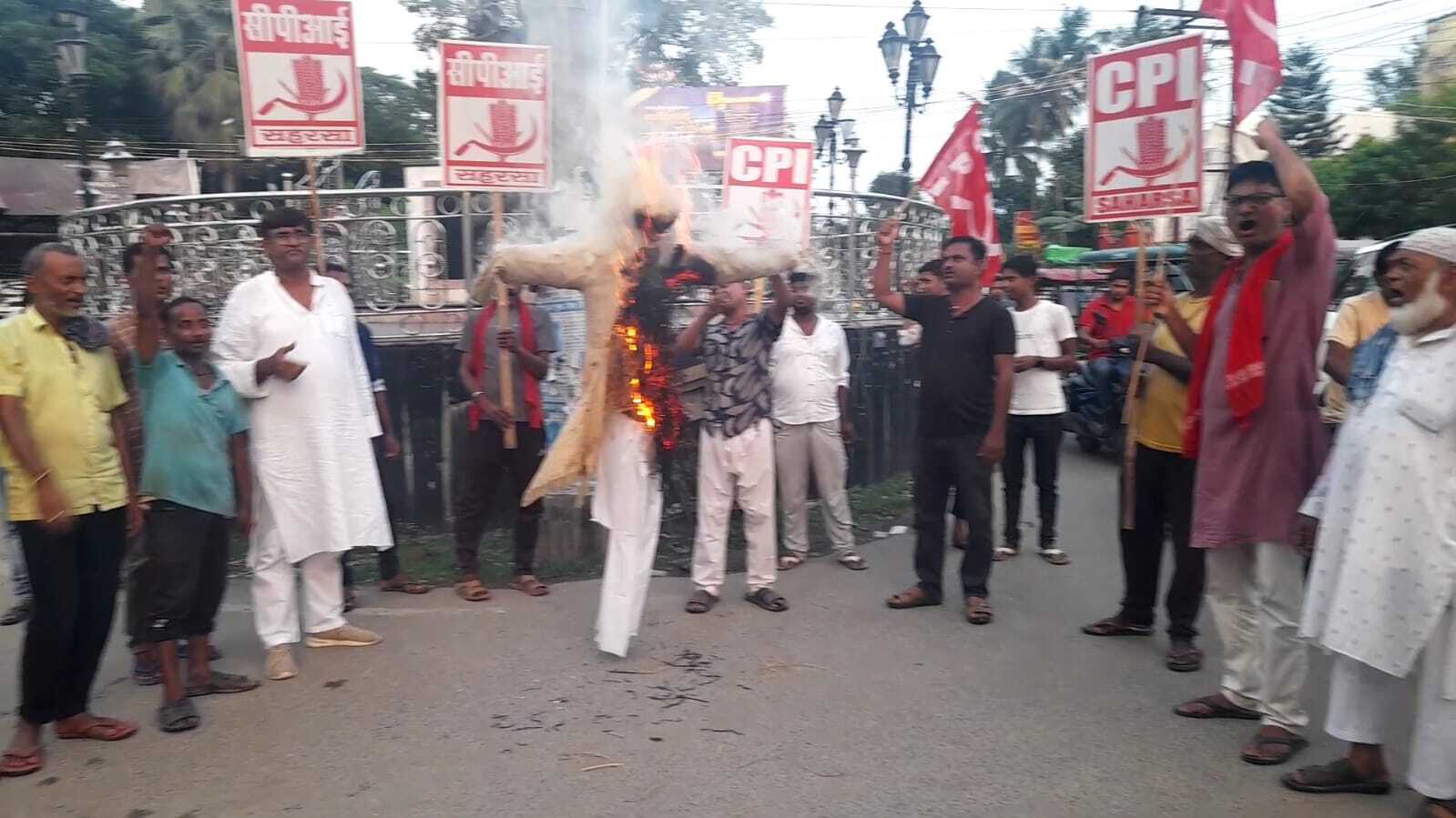 महंगाई के खिलाफ सीपीआई ने प्रधानमंत्री का फूंका पुतला