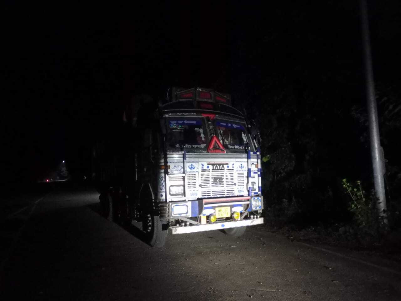 ट्रक की टक्कर से बाइक सवार गंभीर रूप से घायल