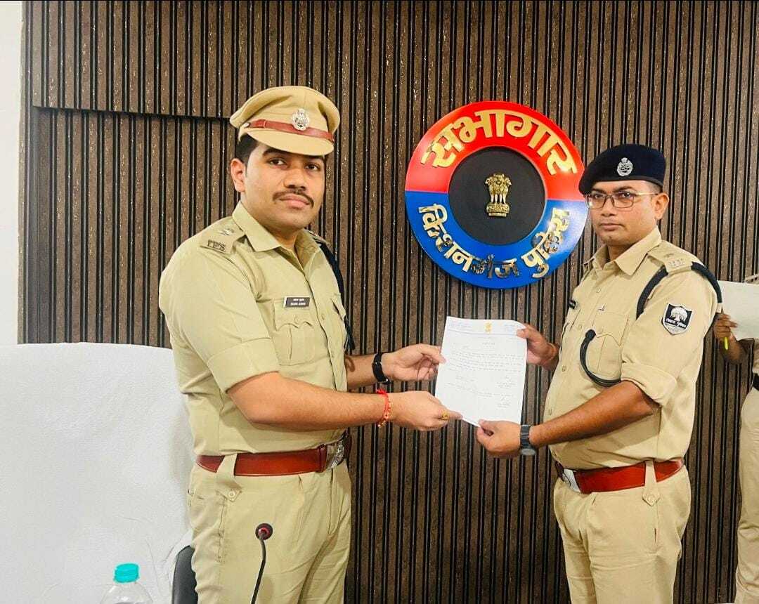 जिले के 15 पुलिस पदाधिकारियों व 7 कांस्टेबल को एसपी ने किया सम्मानित
