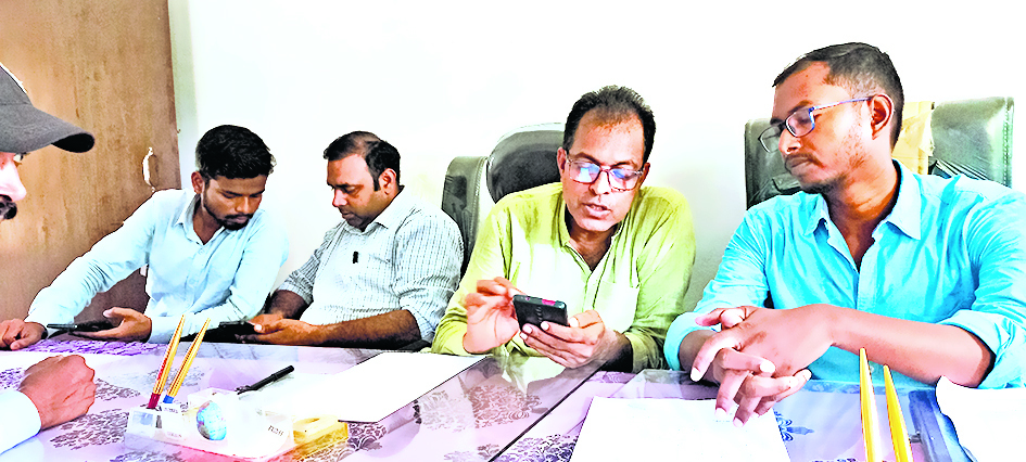 chhapra news : जमीन सर्वेक्षण कार्य की धीमी गति को लेकर की गयी समीक्षा