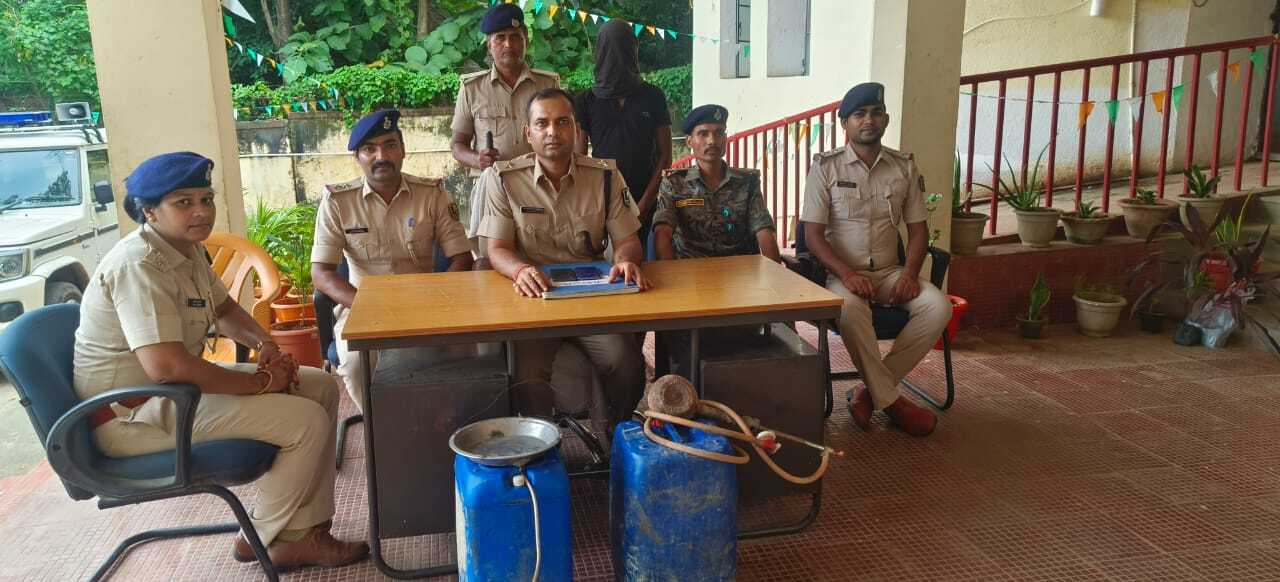 कार्रवाई : छह वारंटी, एक शराब तस्कर व एक चोर गिरफ्तार