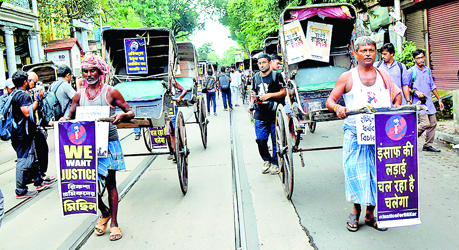 हाथरिक्शा चालकों ने भी आरजी कर की पीड़िता को न्याय दिलाने के लिए निकाली रैली